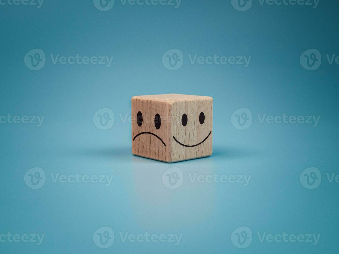 mental salud y emocional estado concepto, sonrisa cara y triste cara en de madera bloquear cubo para positivo mentalidad selección concepto. foto