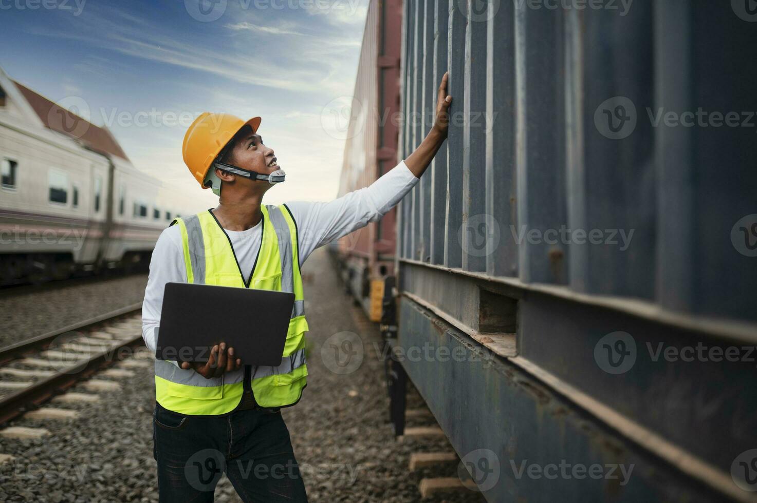 ingeniero inspecciona envase tren de transporte empresa distribución y transporte de bienes por carril un envase tren paso mediante un industrial zona foto