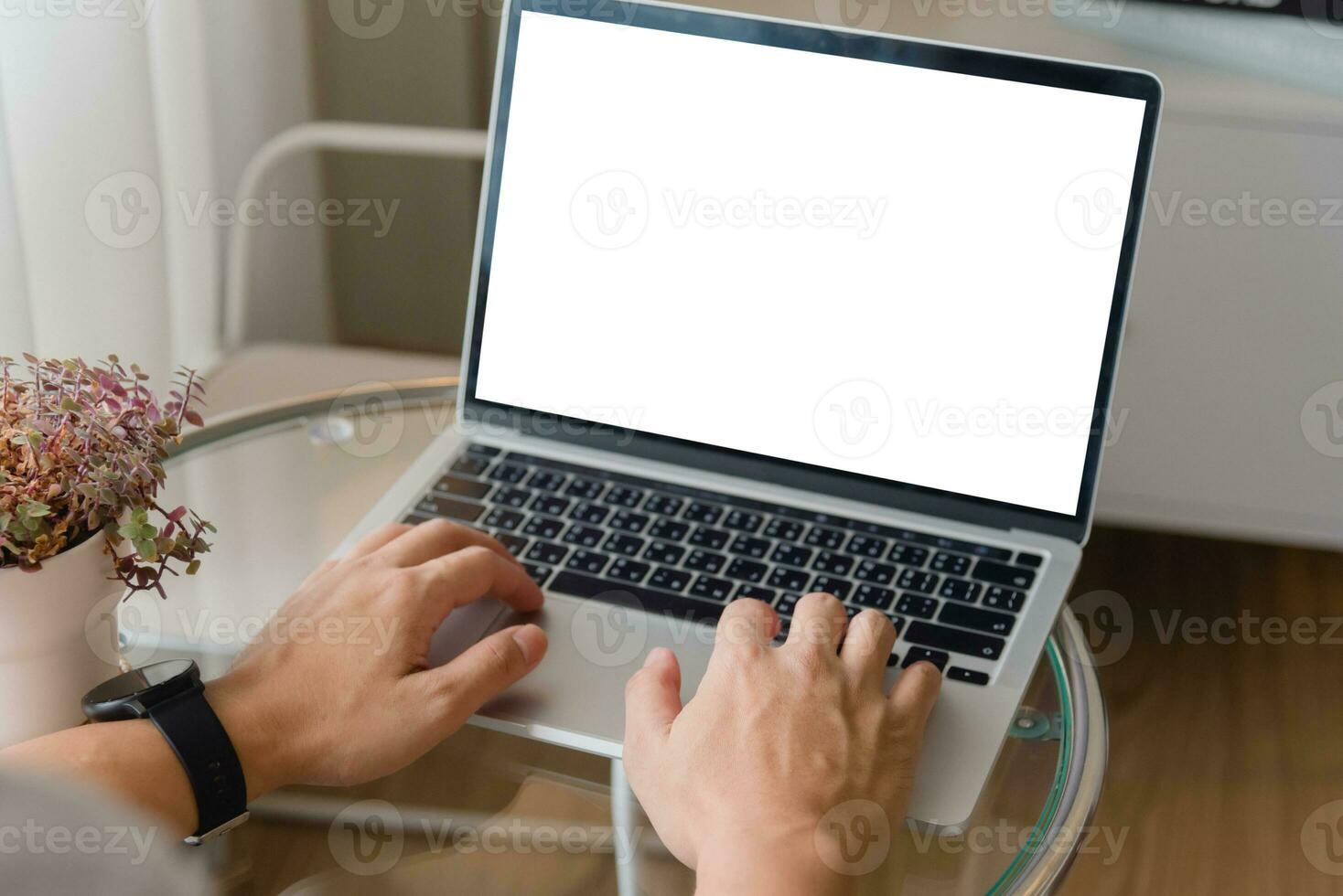 mano utilizando ordenador portátil y mecanografía en teclado con Bosquejo de blanco pantalla. foto