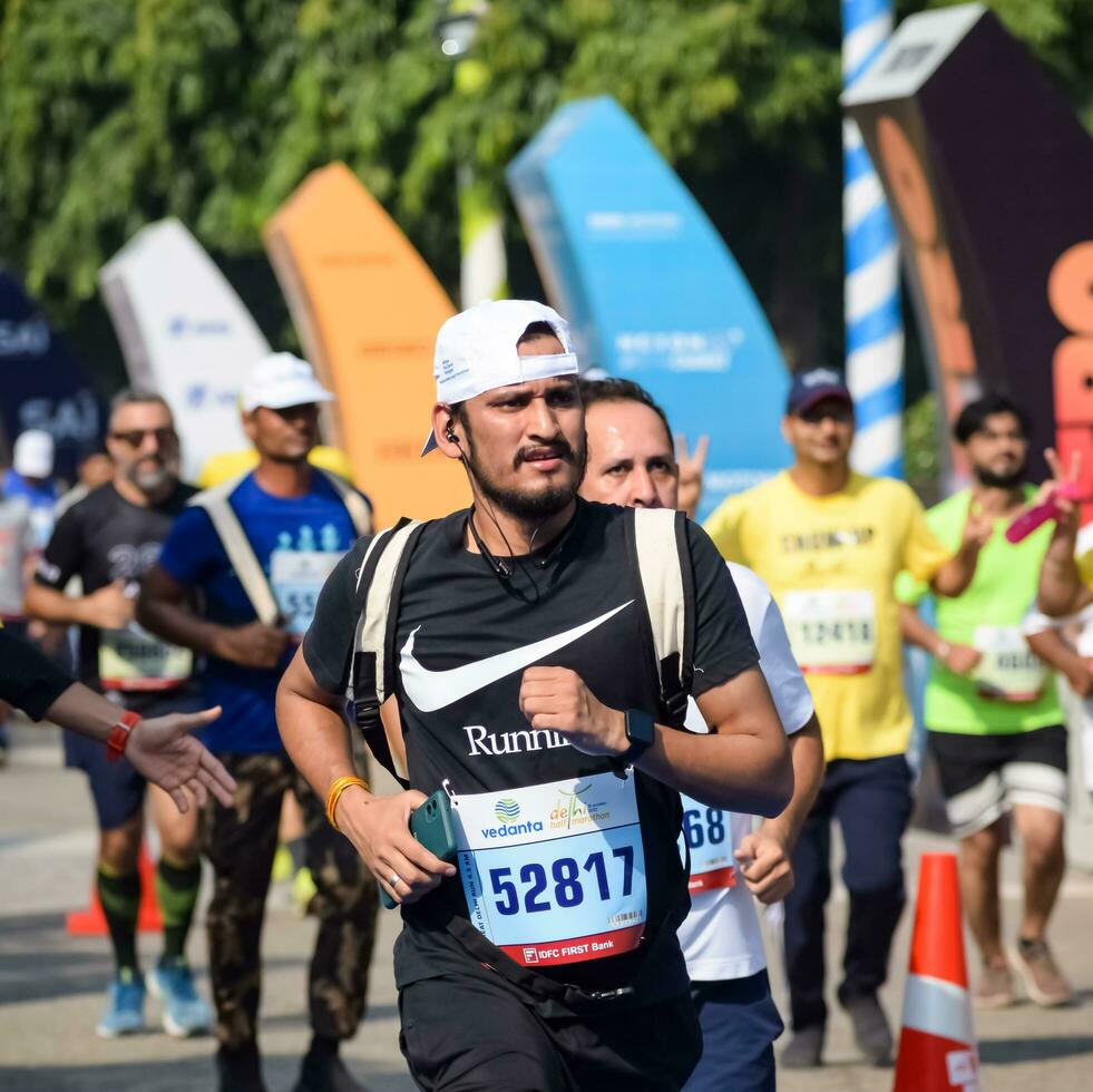 nuevo Delhi, India - junio dieciséis 2023 - vedanta Delhi medio maratón carrera después codicioso en cuales maratón Participantes acerca de a cruzar el terminar línea, Delhi medio maratón 2022 foto