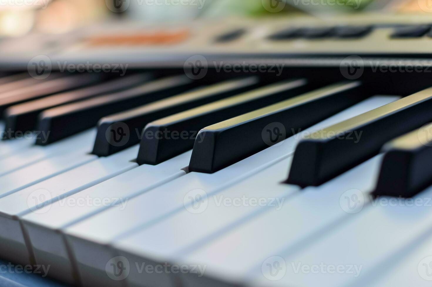 de cerca de piano llaves. piano negro y blanco llaves y piano teclado musical instrumento metido a el hogar balcón durante soleado día. foto