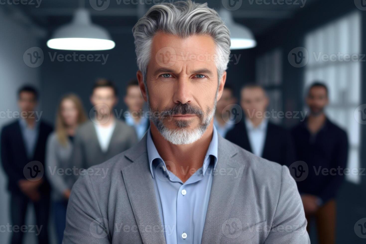 estricto europeo negocio líder en pie con su compañeros de trabajo trabajo en equipo concepto. ai generativo foto