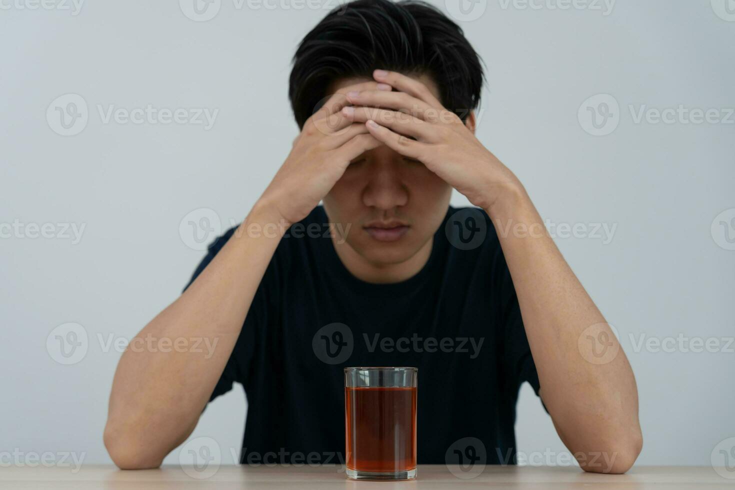 Deprimido joven asiático hombre fanático sensación malo Bebiendo whisky solo a hogar, estresado frustrado solitario Bebiendo alcohol sufre desde problemático espíritu, alcoholismo, vida y familia problemas foto