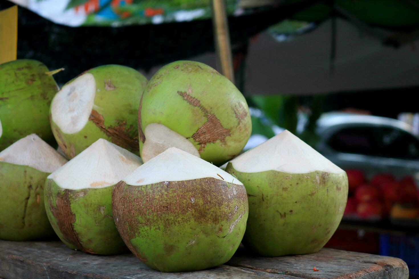 joven todo frutas de Coco preparación para venta, tailandia foto