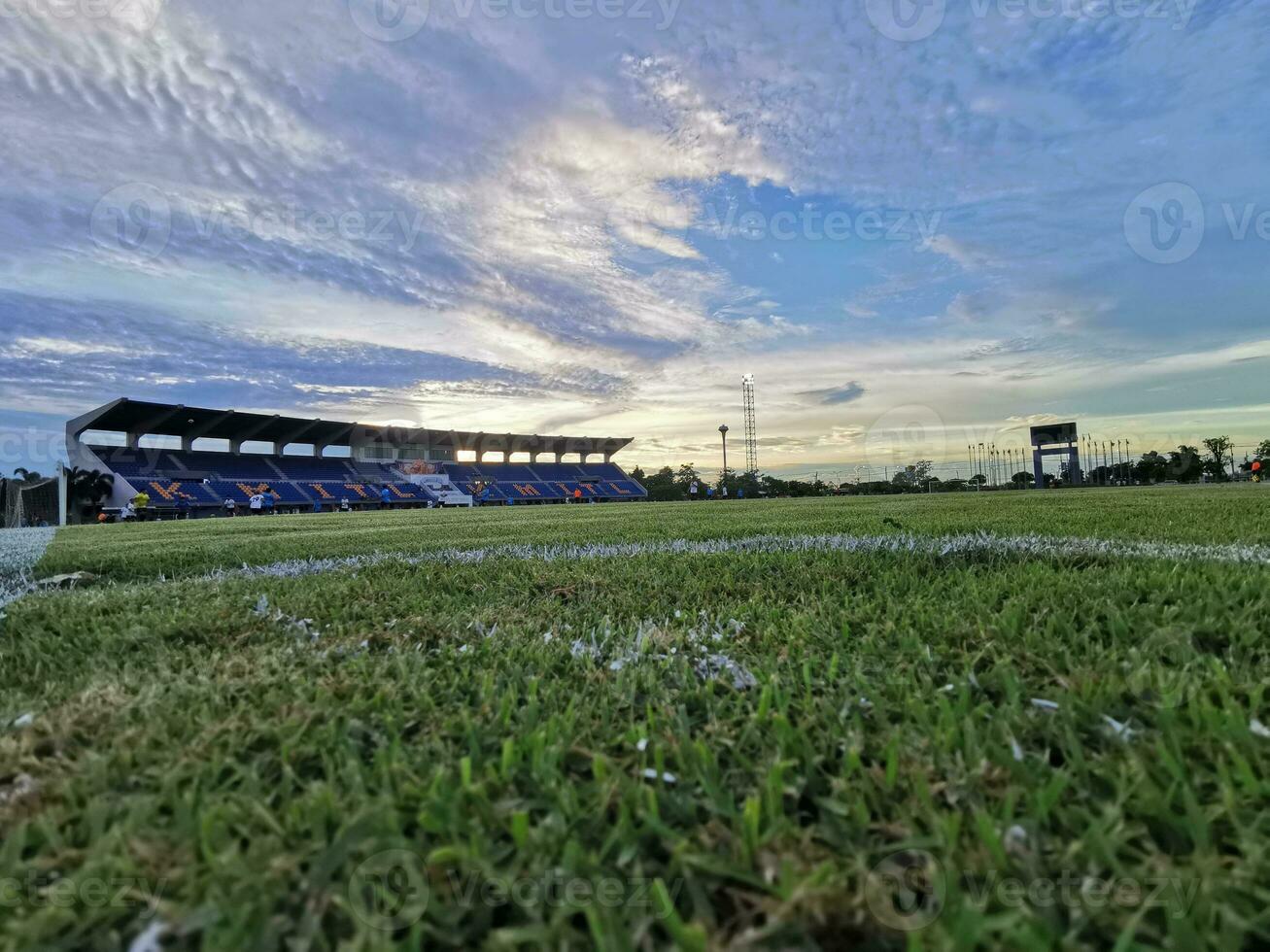 un imagen de un estadio con blanco nubes es Perfecto para un hermosa antecedentes para un aptitud instalación. foto