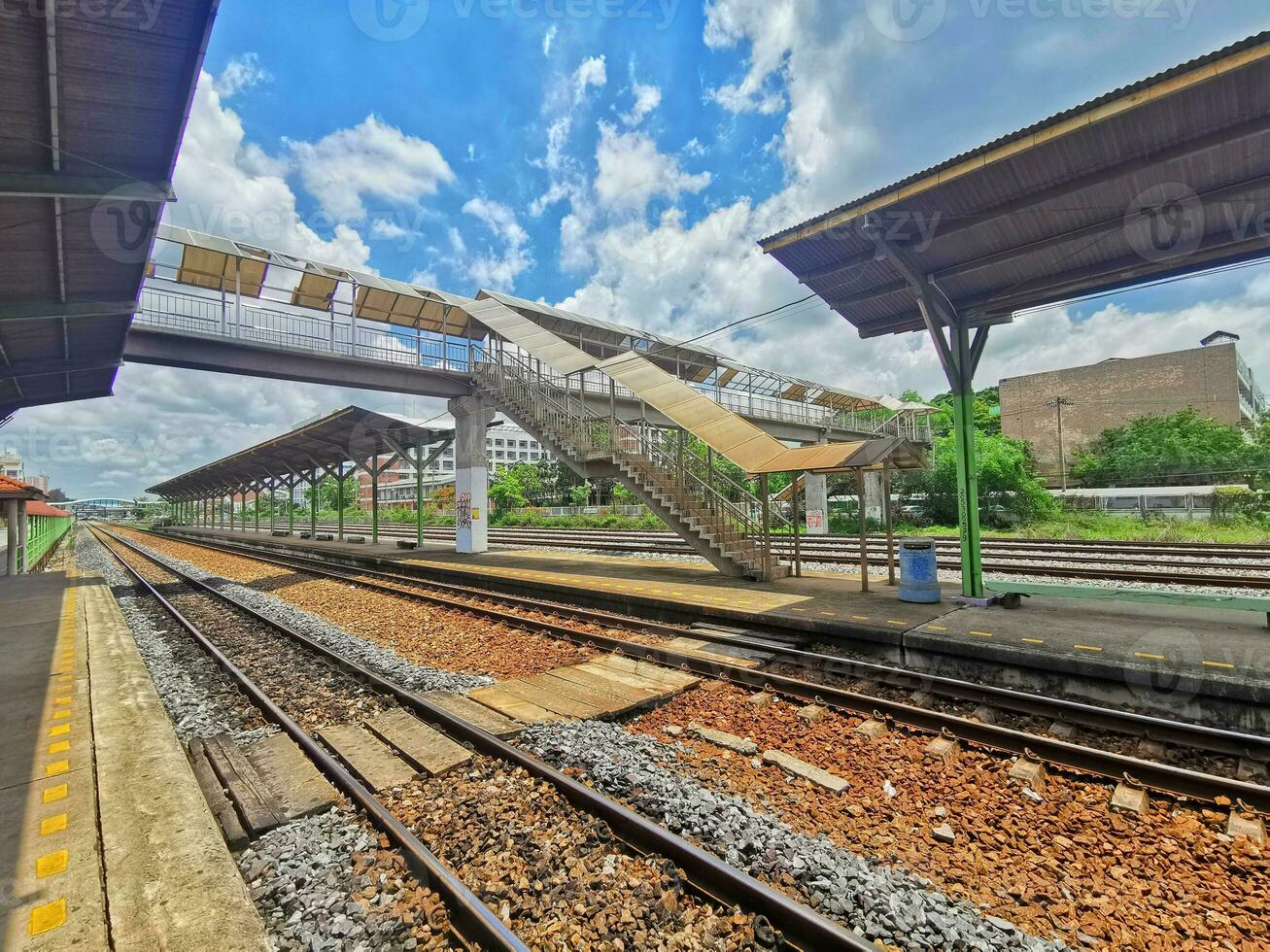 un tren estación con un plataforma y un tren pista foto