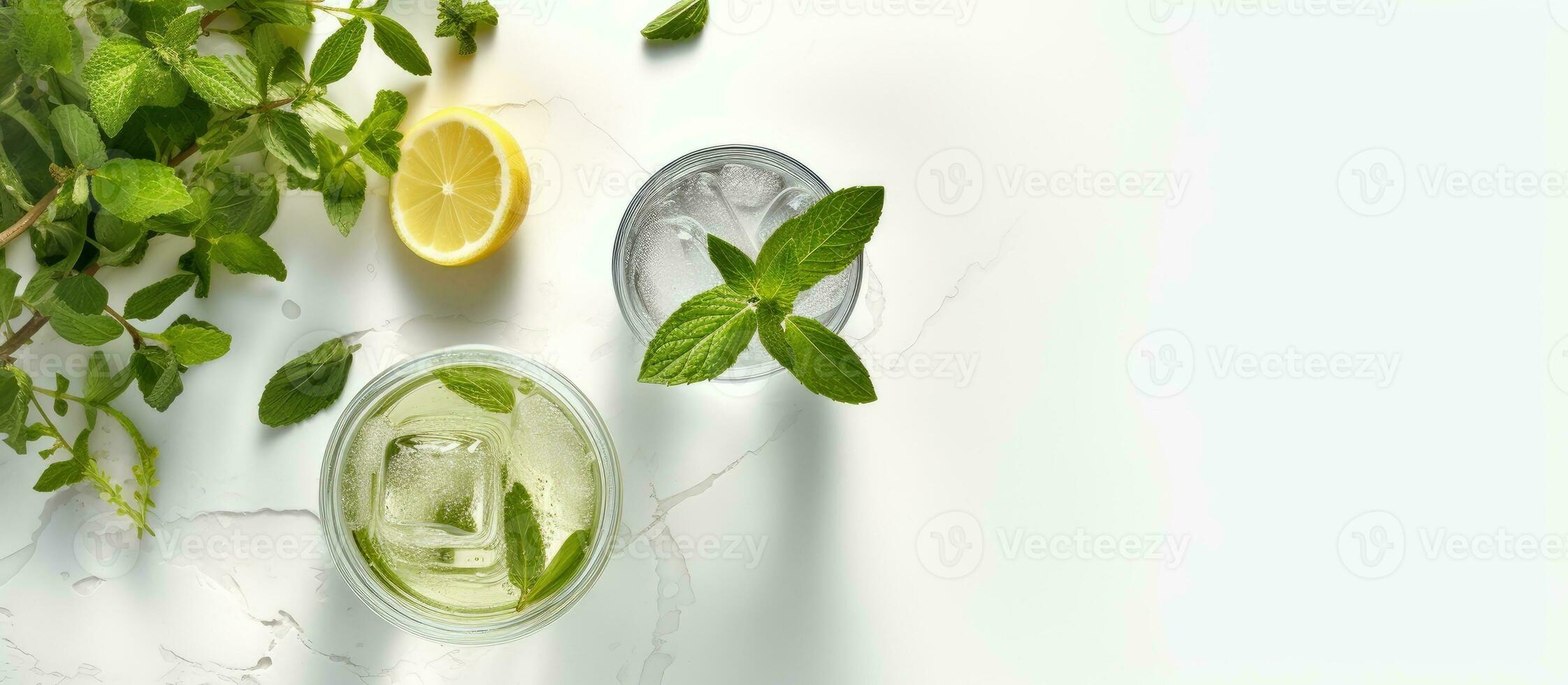 foto de un refrescante vaso de verde té con limón rebanadas y Fresco hojas con Copiar espacio