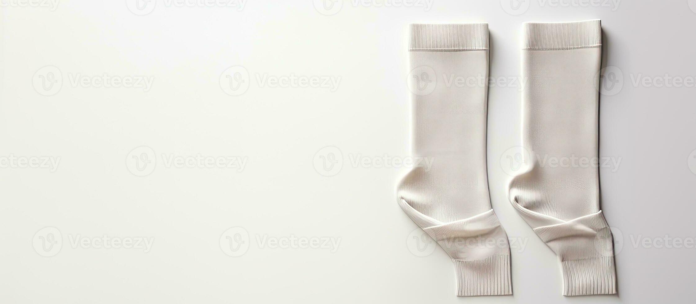 foto de un par de pulcramente doblada blanco calcetines en un limpiar superficie con Copiar espacio