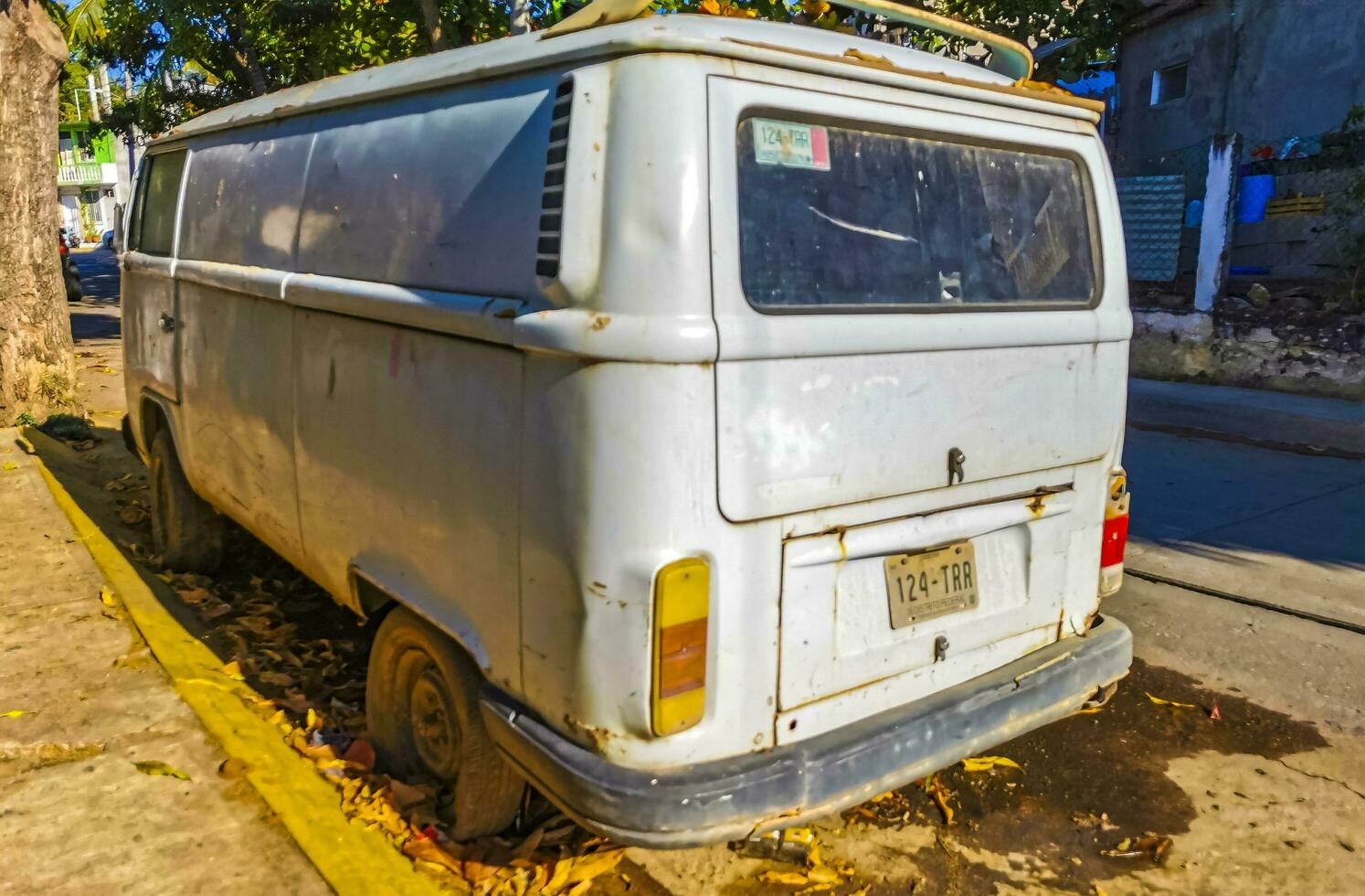 puerto escondido oaxaca mexico 2023 antiguo Clásico clásico minibuses furgonetas transportadores vehículos carros en México. foto