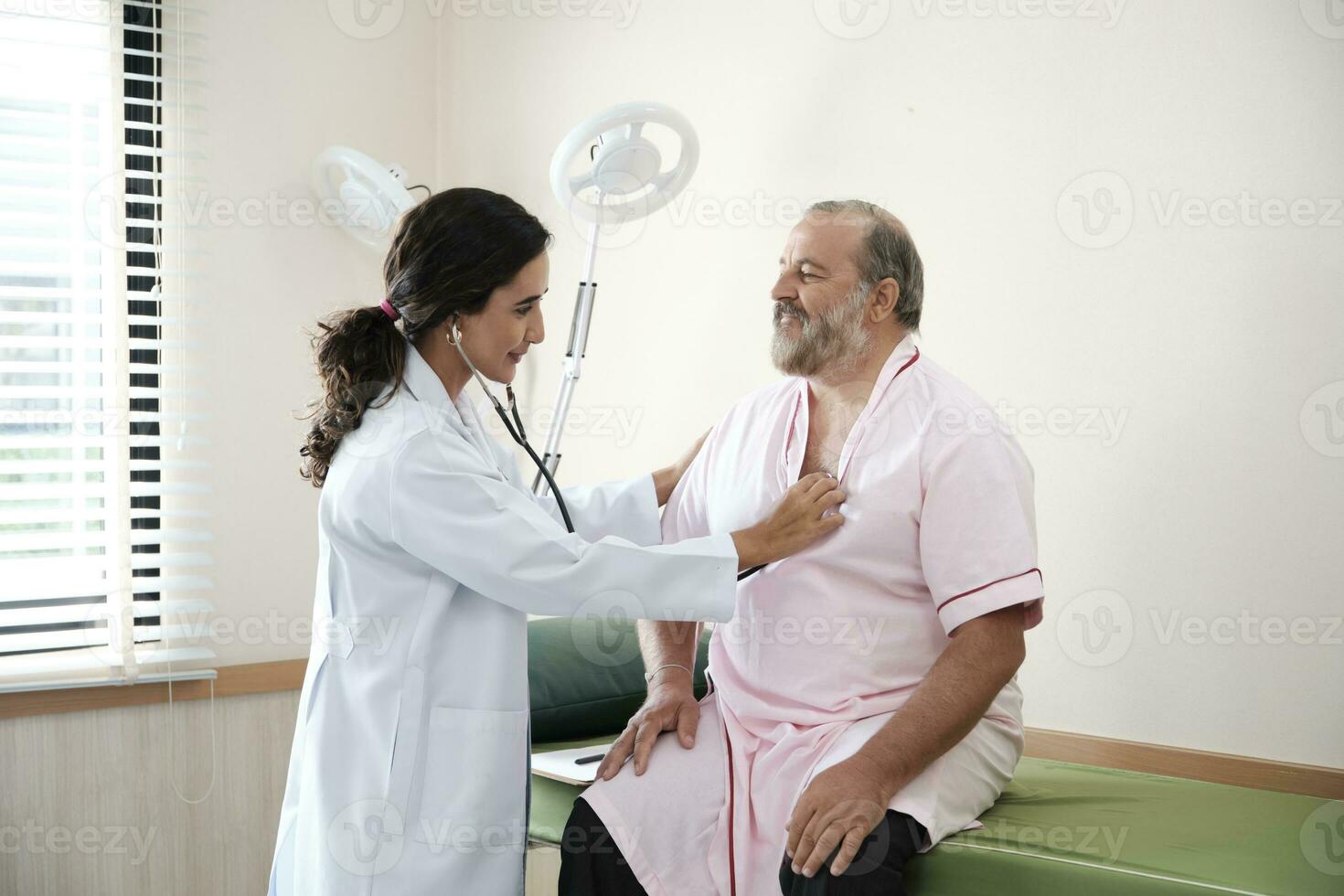 hembra doctores en uniforme sano cheque blanco masculino pacientes en examen Saco por estetoscopio, y chequeos y asesorar salud cuidado diagnóstico a clínica hospital, y equipo visita. foto