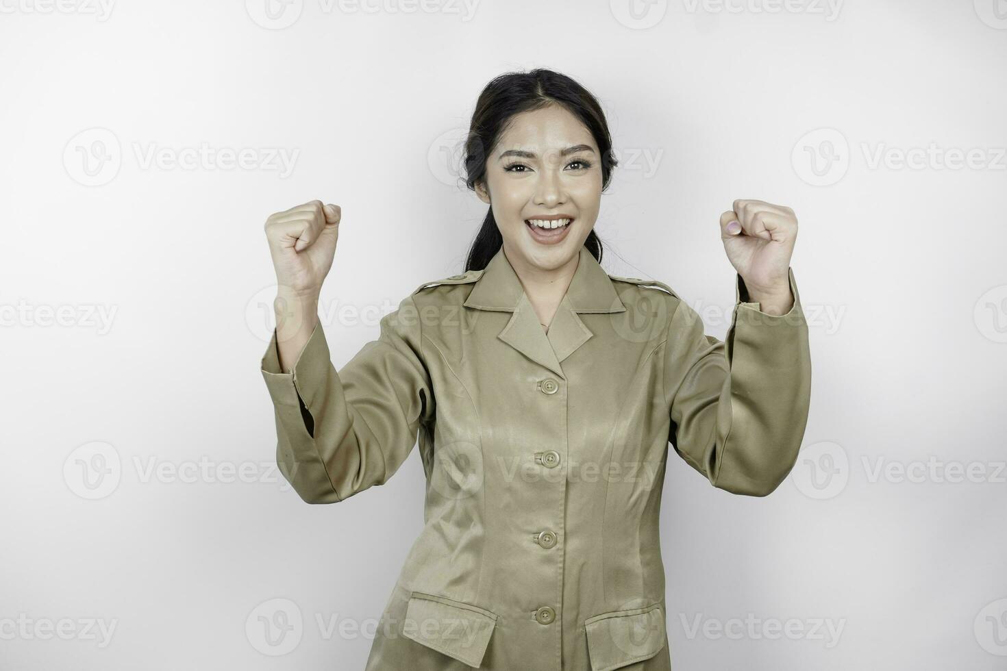 hermosa asiático mujer vistiendo uniforme sensación entusiasta. éxito concepto de indonesio gobierno empleados foto