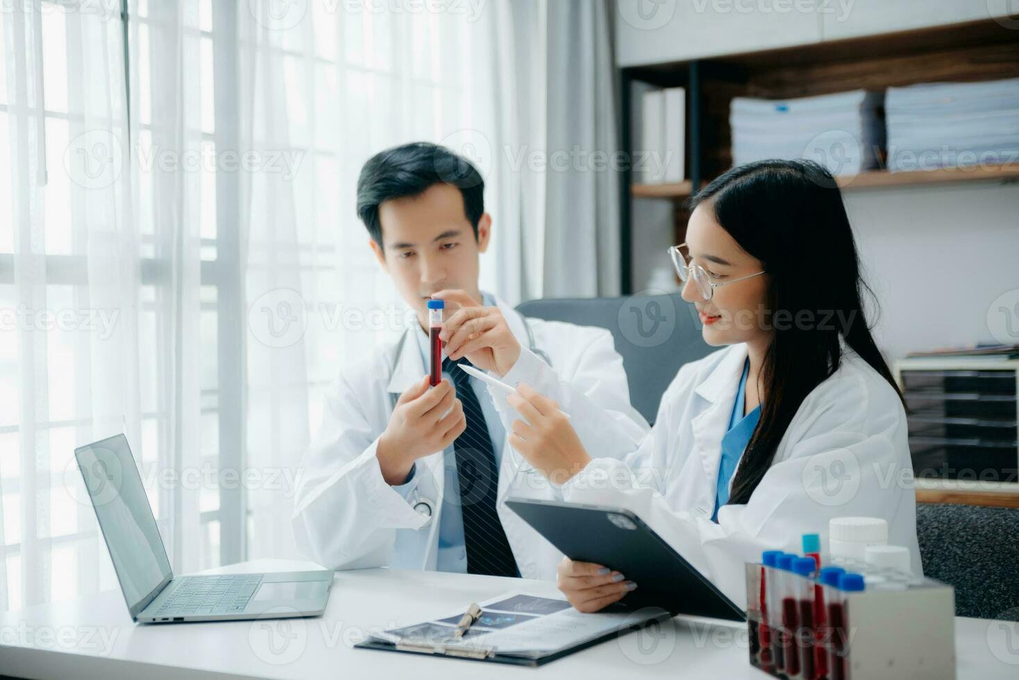 retrato de asiático médico Hablando a colegas durante médico reunión en conferencia habitación o médico laboratorio foto