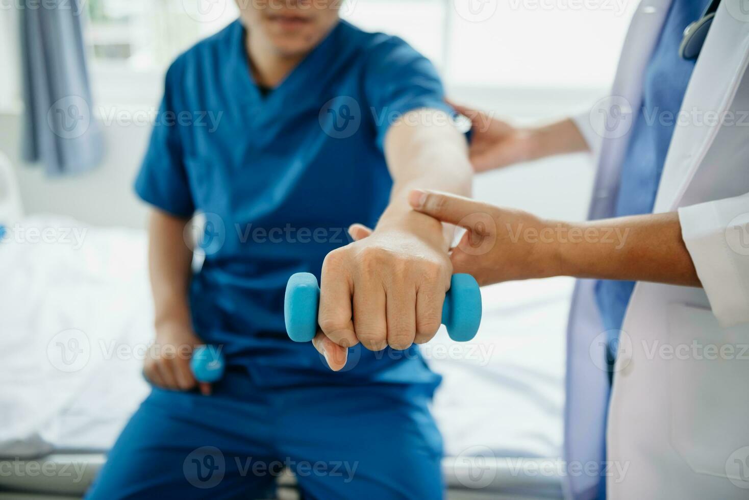 asiático fisioterapeuta Ayudar masculino paciente extensión brazo durante ejercicio correcto con pesa en mano durante formación mano en hospital foto