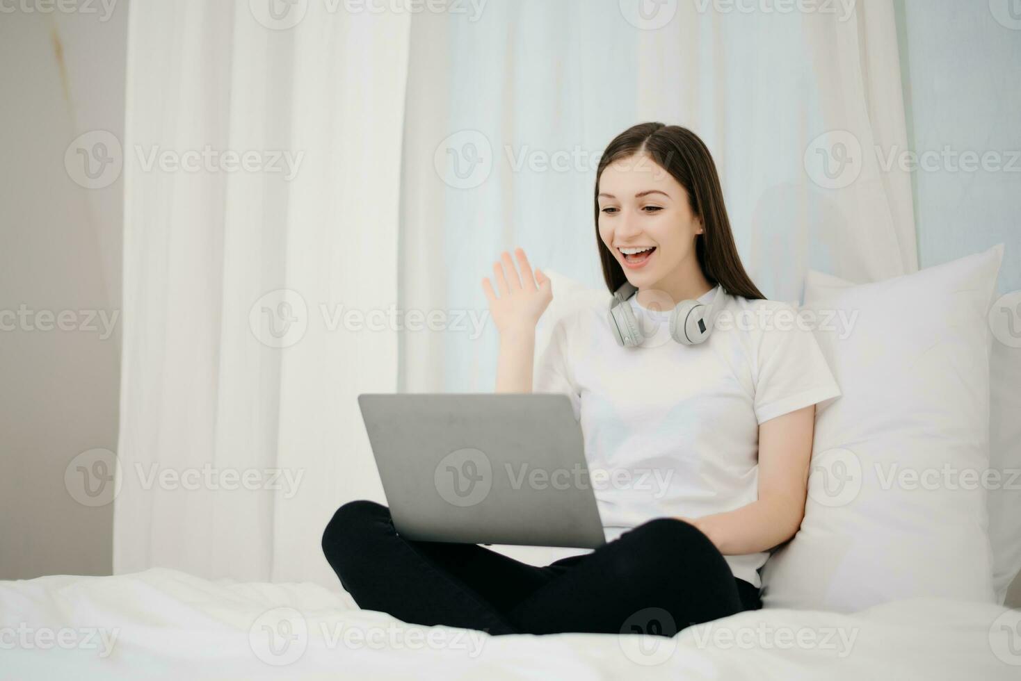 retrato de bueno sano joven mujer leyendo libro y descansando en cama a dormitorio. en Mañana estilo de vida concepto foto