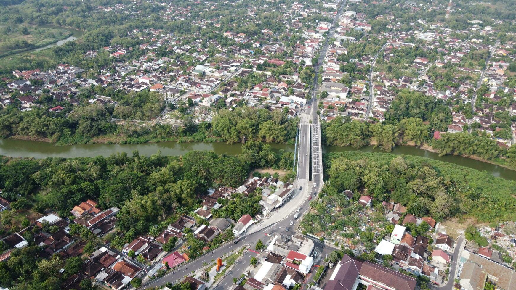 aéreo ver de un todavía tranquilo pequeño pueblo en el Mañana foto