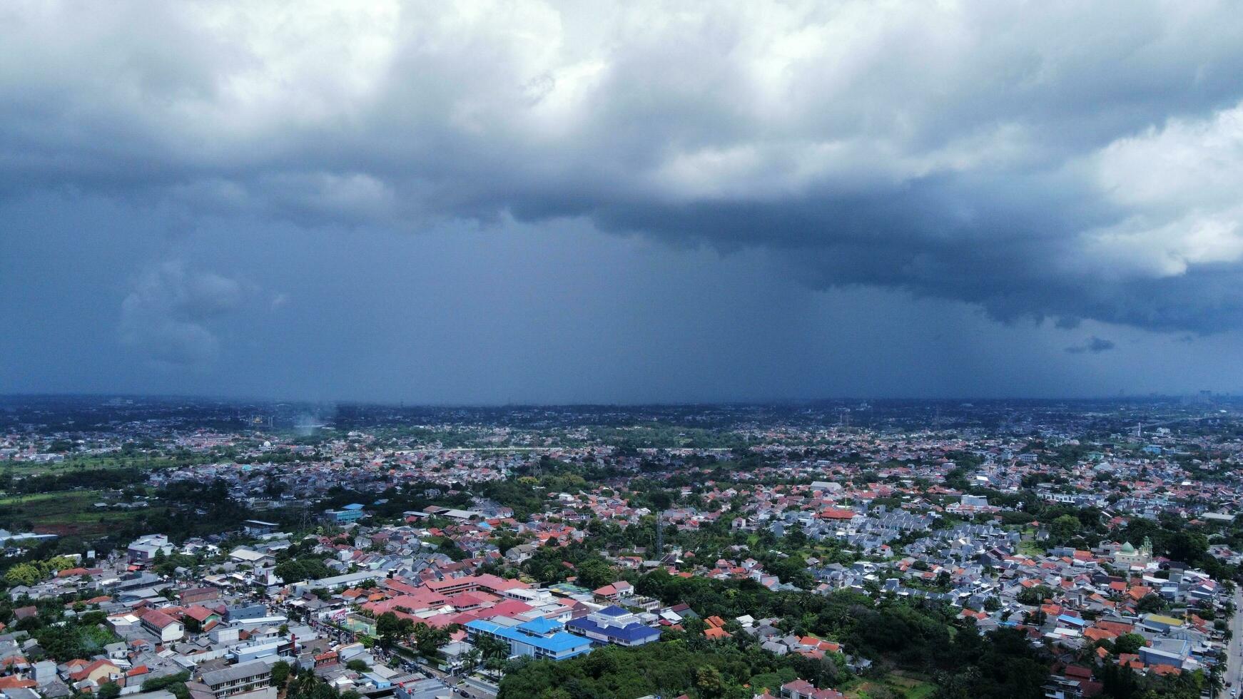 negro nubes terminado el ciudad cielo foto