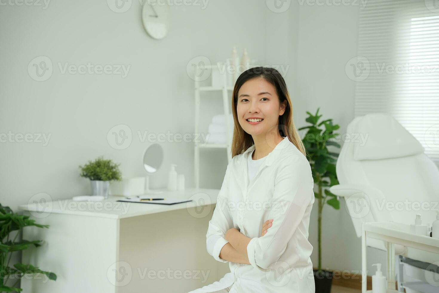 dermatología y belleza clínica, retrato estético doctor, VIP cliente por experto dermatólogos belleza salón, spa, masaje con equipo a a ayuda relajarse, fisioterapia, relajante masaje, tratamiento foto