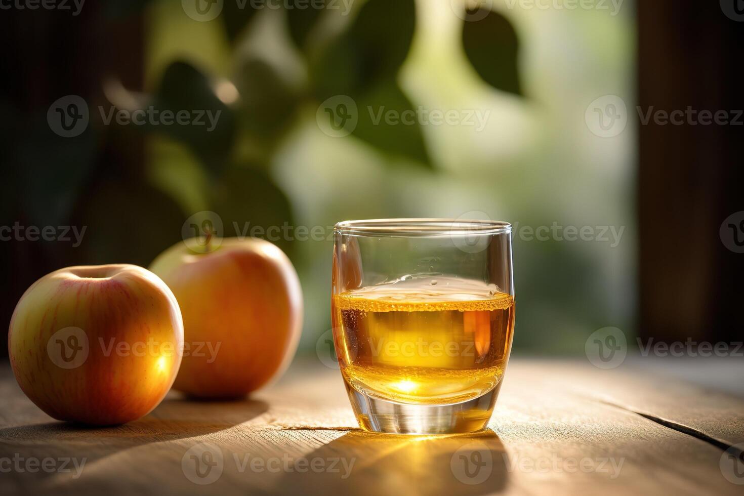 vaso de un Fresco sabroso manzana jugo en un blanco de madera mesa con manzanas y hojas en un antecedentes. generado ai. foto