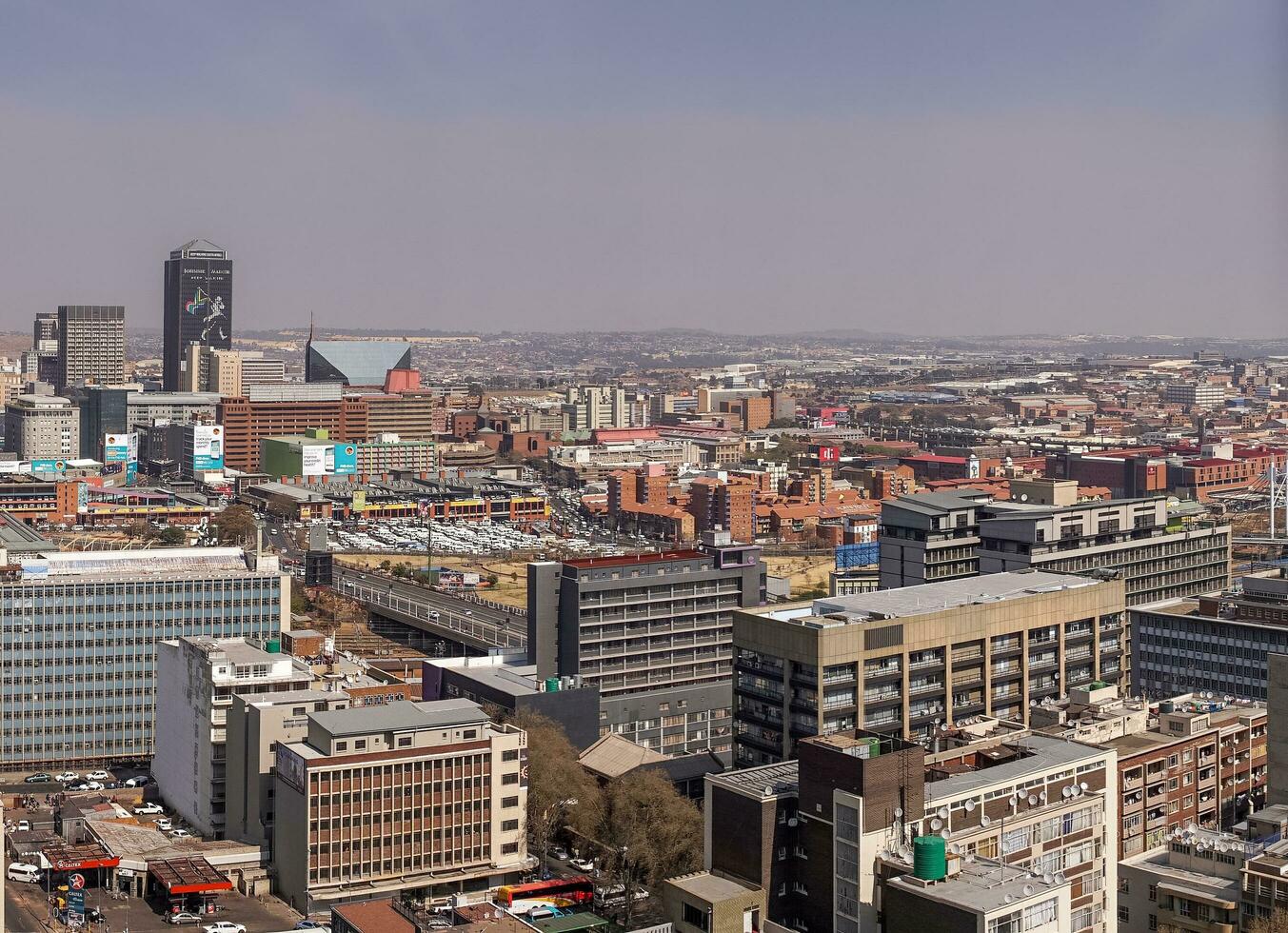 johannesburgo, sur África agosto 13 2018 el horizonte de céntrico Johannesburgo en un brumoso día foto