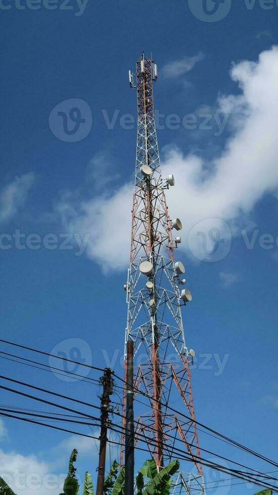 comunicación torre, eléctrico torre, poder agarre, telecomunicación torre, móvil teléfono relé torre, con cables y otro tecnológico antecedentes foto
