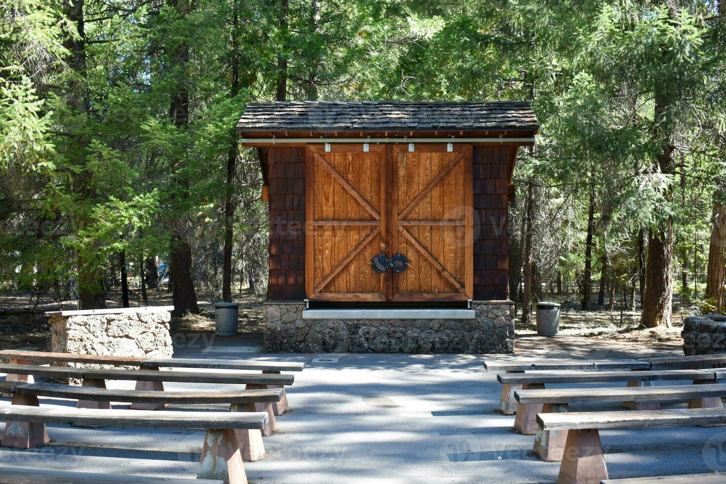 rústico edificios en campamentos foto