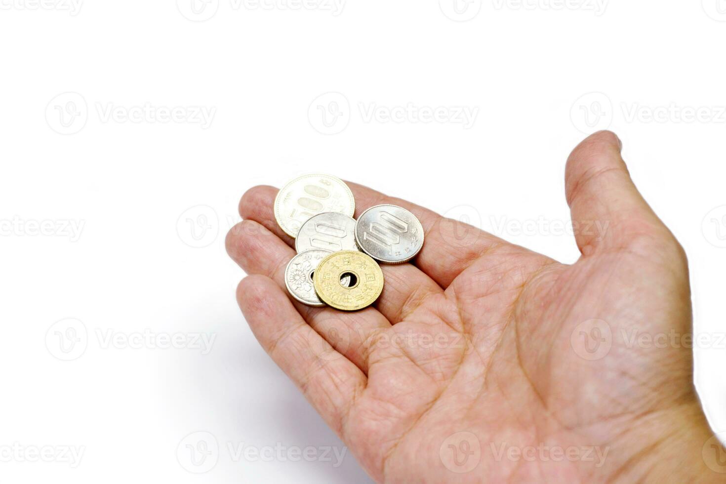 Japón yen moneda monedas en mano aislar en blanco antecedentes y hacer con caminos. foto