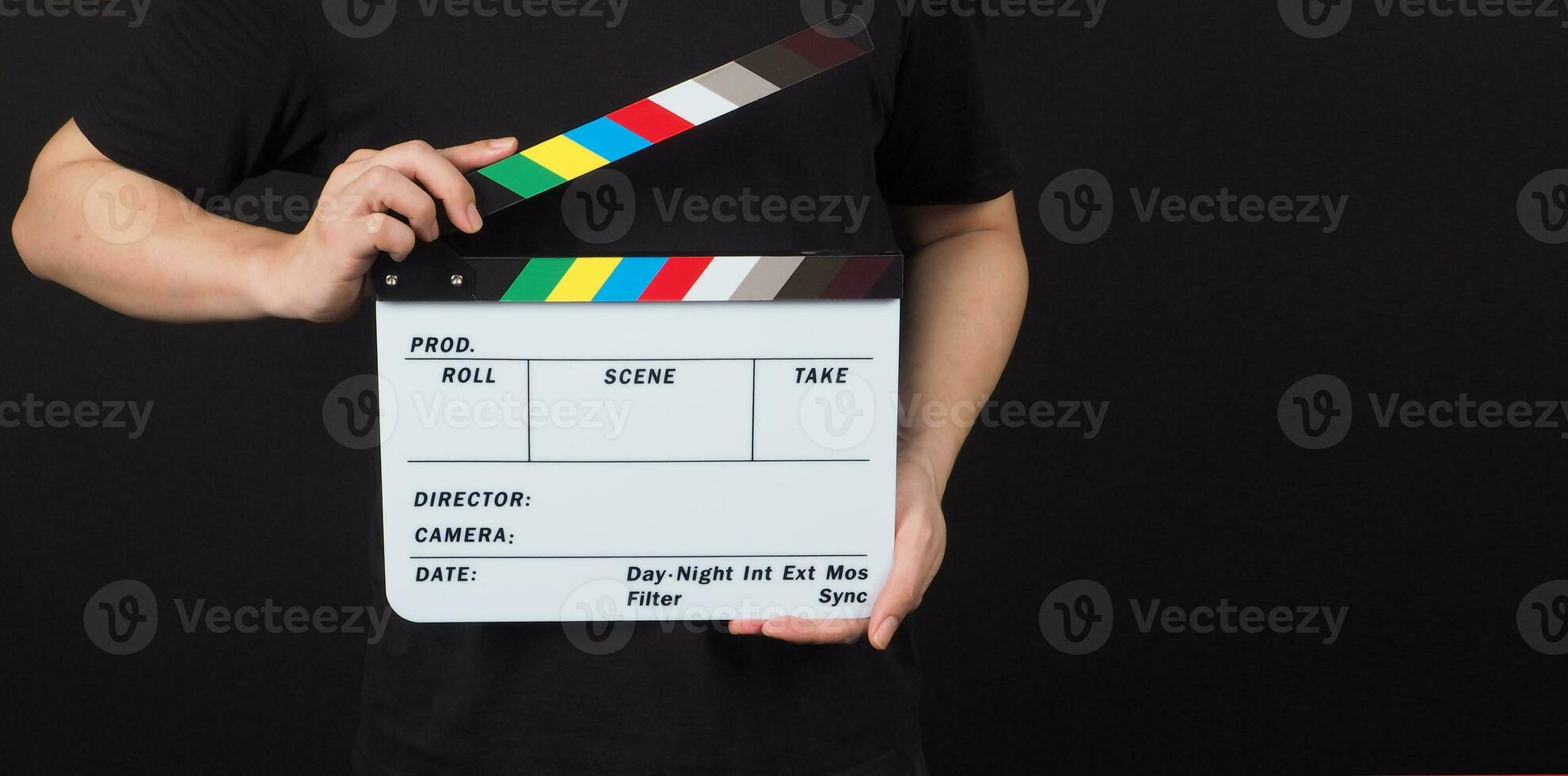 mano es participación badajo tablero o película pizarra.es es usado en vídeo producción y película industria en negro antecedentes. foto