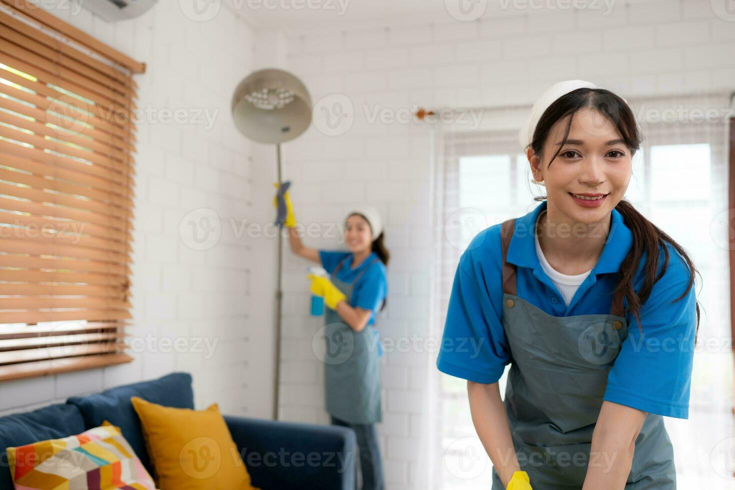 cerca arriba de joven mujer limpieza piso con fregar. tareas del hogar concepto foto