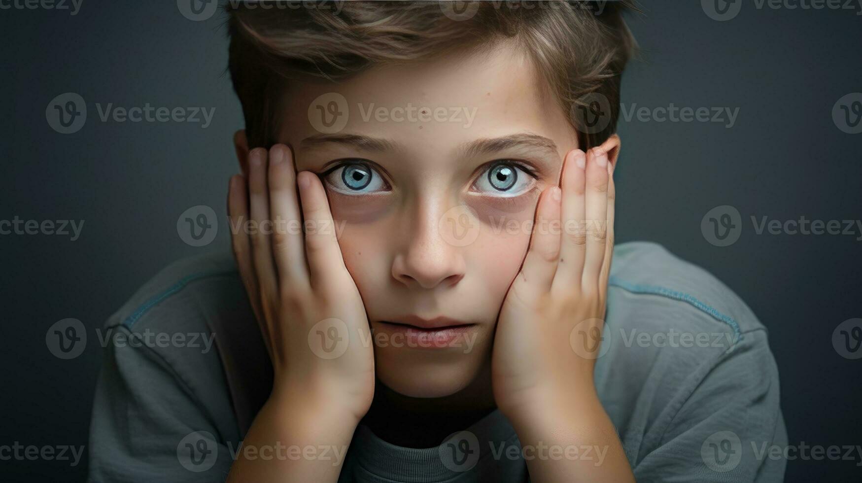 pequeño chico niño asustado y asombrado con para sorpresa, incredulidad rostro. creado con generativo Alabama tecnología. foto