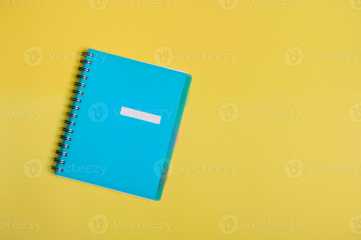 plano laico de oficina suministrar, azul vistoso organizador, bloc con vacío blanco sábana para texto, aislado en amarillo antecedentes con Copiar espacio. foto