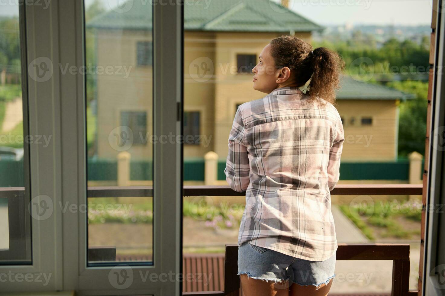 bonito mujer disfruta el hermosa Mañana Dom en su balcón en un país casa foto