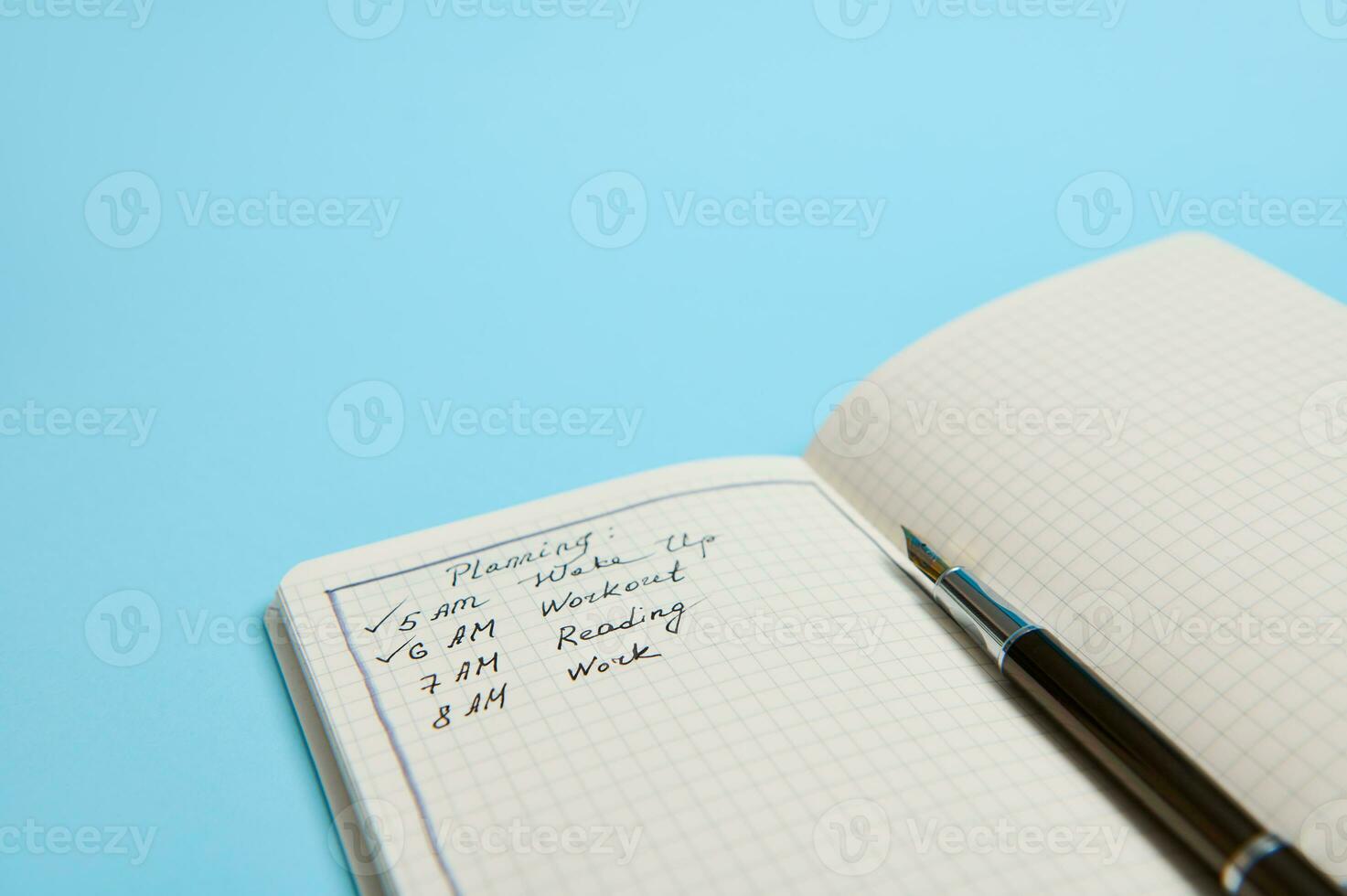 recortado imagen de un abierto organizador con planes para el día, tinta bolígrafo en azul antecedentes con Copiar espacio. hora gestión, negocio y planificación concepto foto