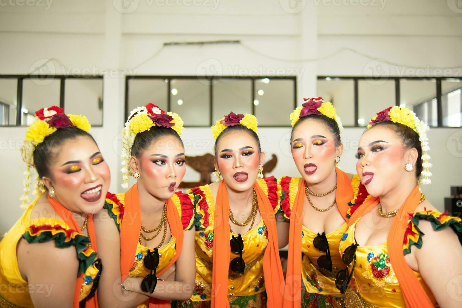 un grupo de tradicional javanés bailarines riendo juntos con ridículo caras y lleno de alegría mientras en etapa foto