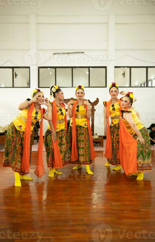 un grupo de tradicional javanés bailarines teniendo divertido con su amigos en etapa después el actuación terminó foto