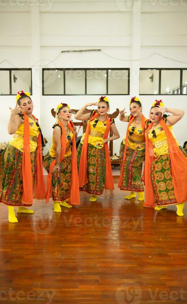 un grupo de tradicional javanés bailarines teniendo divertido con su amigos en etapa después el actuación terminó foto