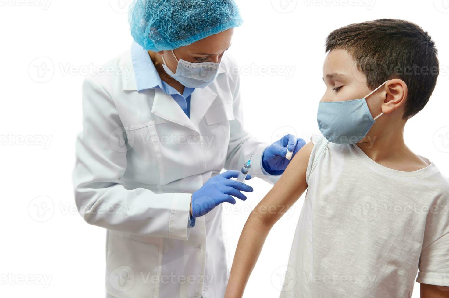 pediatra vacunar niño. el concepto de inmunización de el población a evitar el untado de infeccioso enfermedades foto