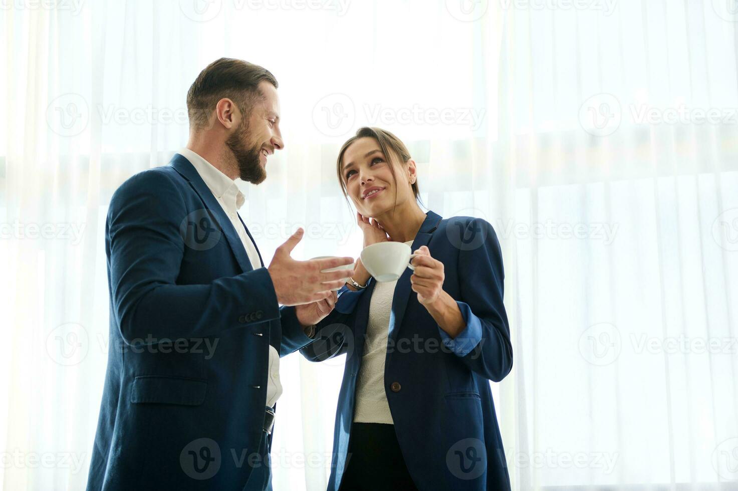 longitud de la cintura de hermoso hombre y hermosa mujer, negocio socios, colegas a café descanso. jefe y empleado flirteador a trabajar. concepto de camaradería, trabajo en equipo y exitoso liderazgo a trabajo foto