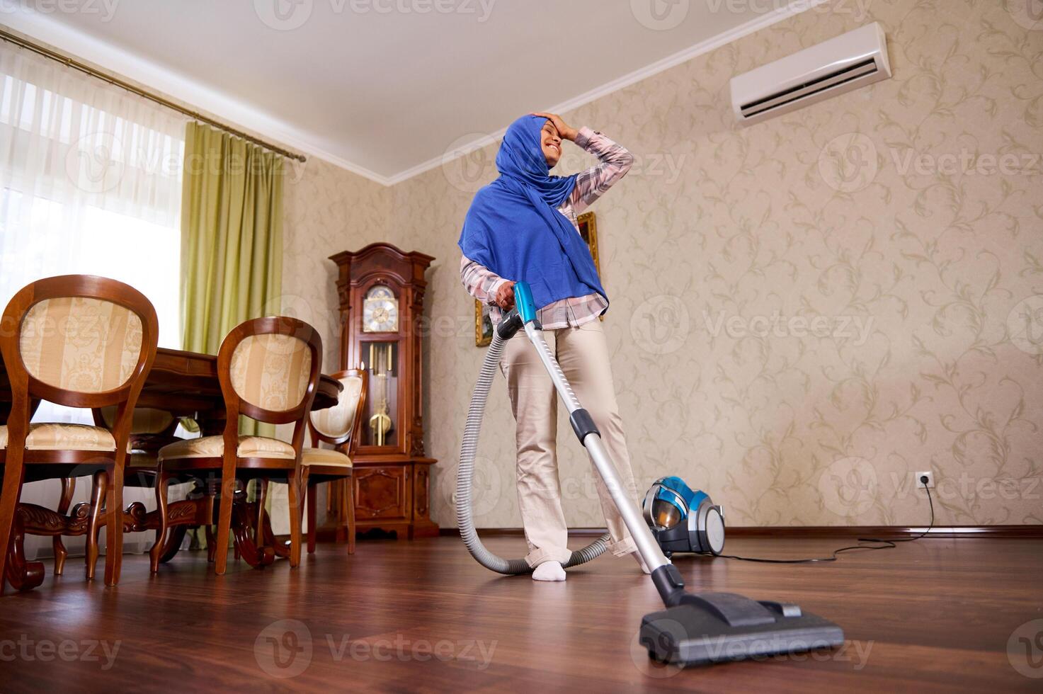 encantador contento árabe musulmán joven mujer o ama de casa con vacío