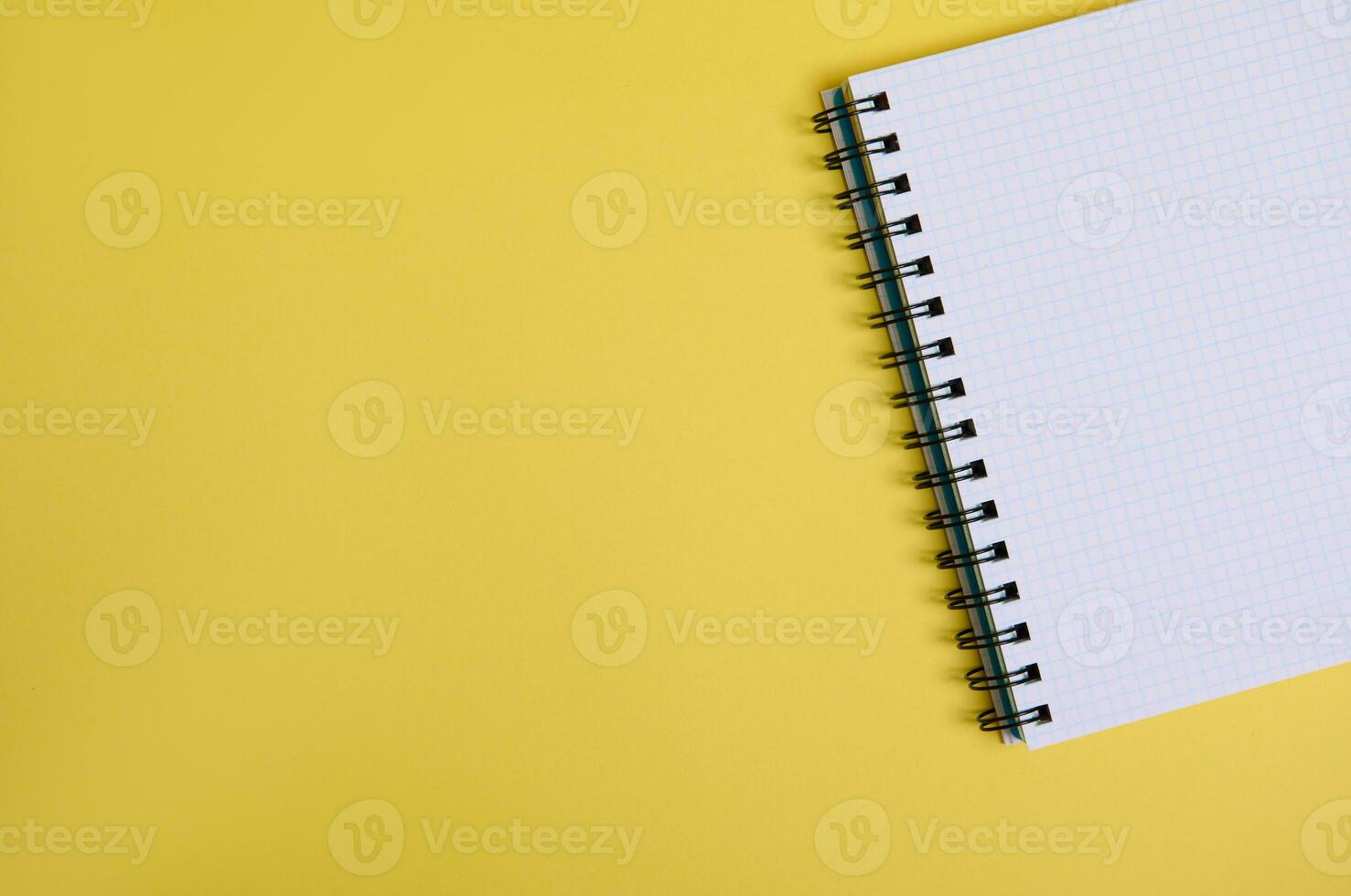 plano laico un recortado organizador bloc con blanco blanco hojas , aislado en amarillo antecedentes con Copiar espacio foto