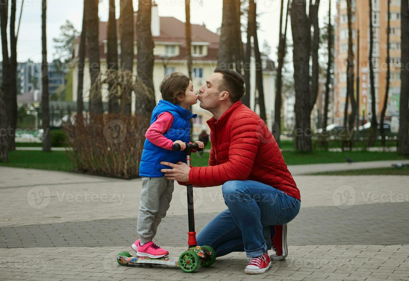 amoroso cuidando papá y su amado hija en un empujar scooter en ciudad parque. unión, familia relaciones, infancia y paternidad concepto foto