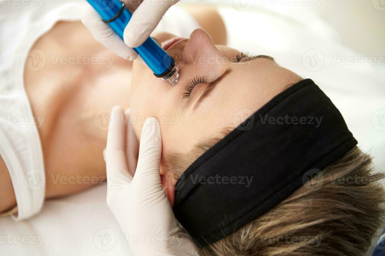 de cerca de mujer consiguiendo facial hidro microdermabrasión peladura tratamiento a cosmético belleza spa clínica. foto