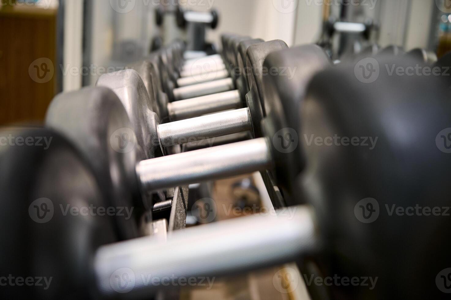 de cerca de pesas en estante en deporte aptitud centrar antecedentes. acero pesa colocar. rutina de ejercicio formación y aptitud gimnasio concepto. sano y bien siendo concepto. deporte equipo y herramienta tema foto