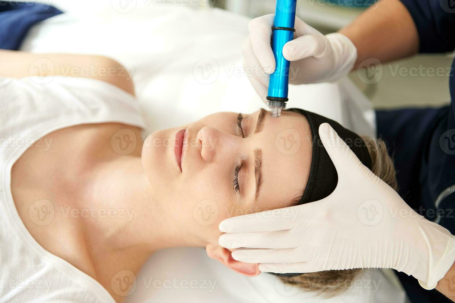 mujer consiguiendo facial hidro microdermabrasión peladura tratamiento a spa centro. hidra vacío limpiador. exfoliación, rejuvenecimiento y hidratación foto