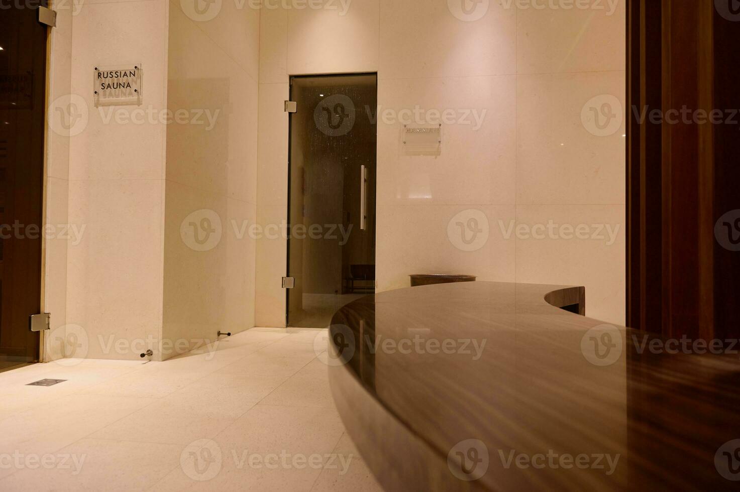 de madera escritorio en el recepción de un bienestar spa recurso con privado habitaciones sobredosis turco bañera y ruso sauna. de cerca foto