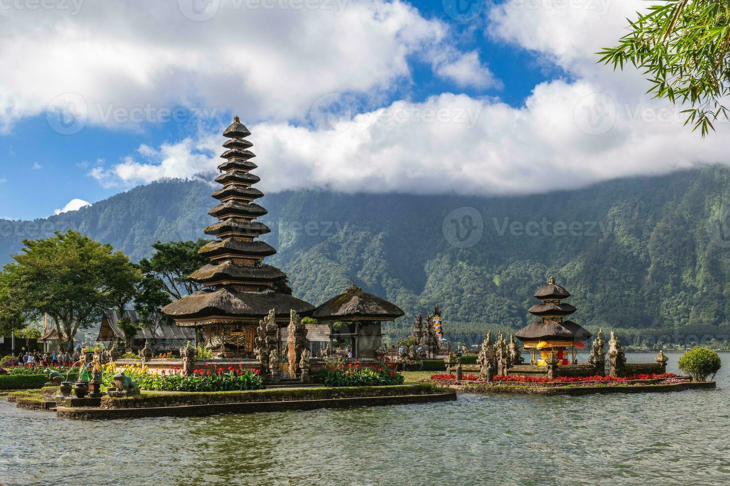 pura ulun danu bratán, un hindú Shaivite templo en bali, Indonesia. foto