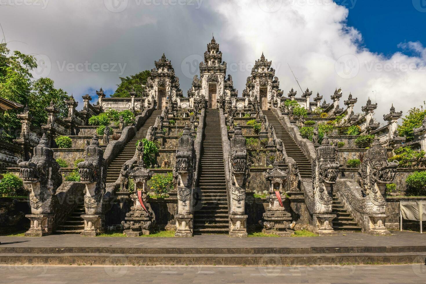 pura penataran agung lempuyang en el Pendiente de montar lempuyang en karangasem, bali foto