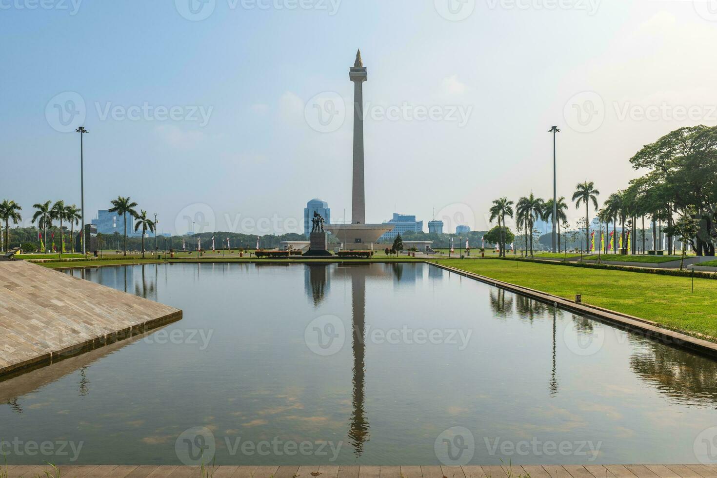 nacional Monumento en pie en el medio de el Merdeka cuadrado, un grande cuadrado situado en el centrar de Jacarta, Indonesia foto