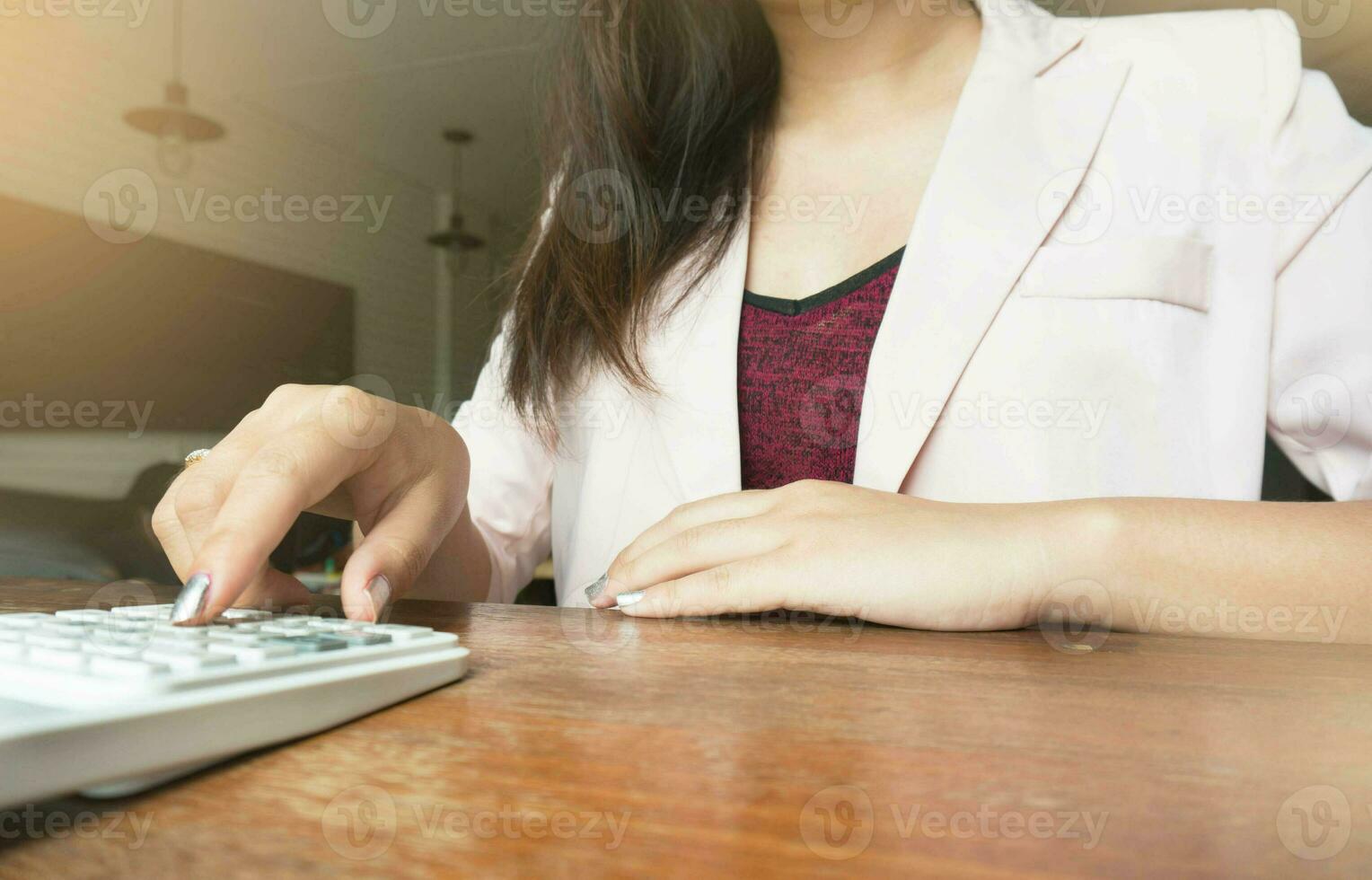 negocio mujer analizando inversión cartas con calculadora ordenador portátil. contabilidad y tecnología en oficina.negocio personas utilizando ordenador portátil a oficina analizar planes.selectivo atención foto