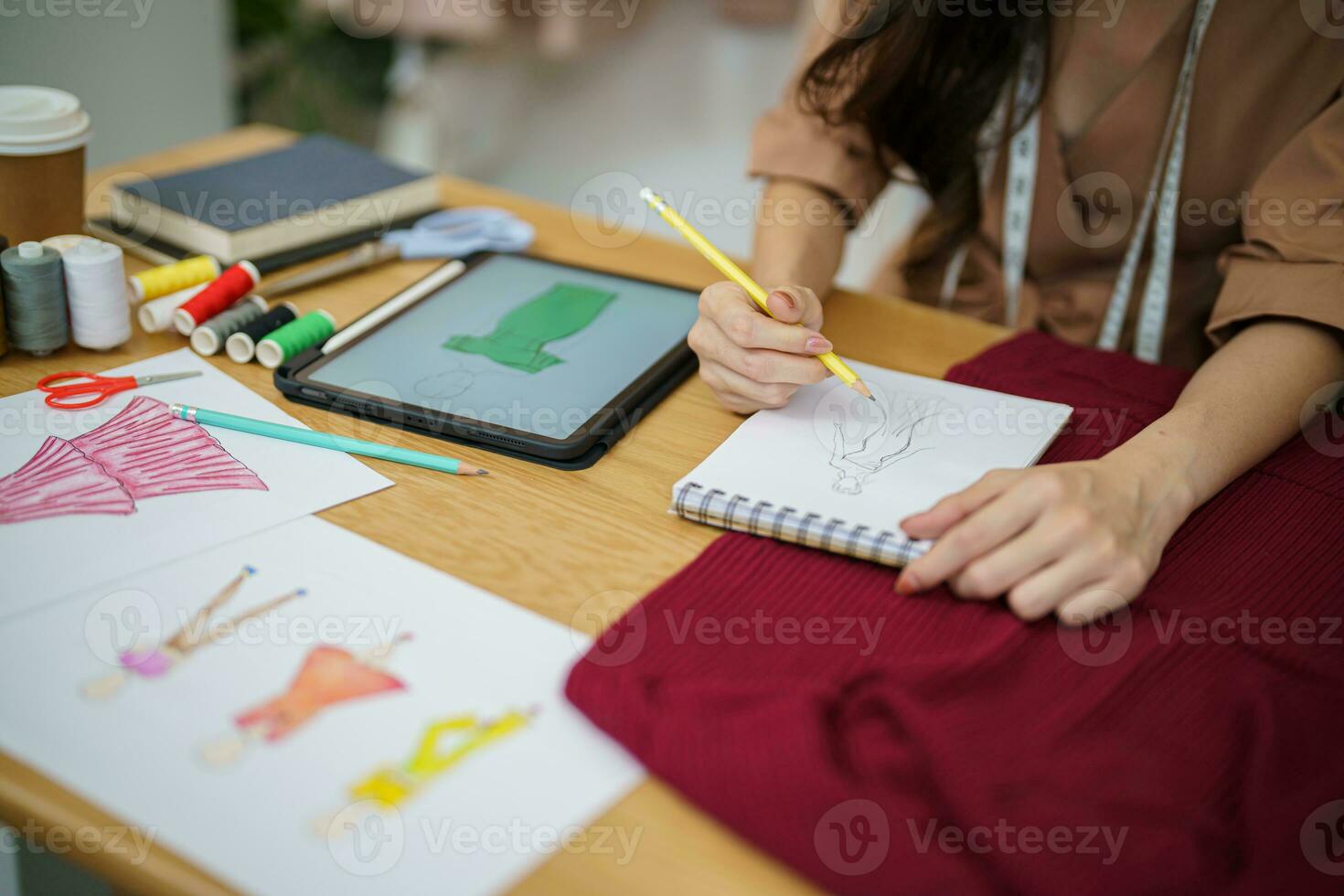 puesta en marcha elegante Moda diseñador trabajo como bosquejo de nuevo colección en taller. creativo diseño concepto. foto