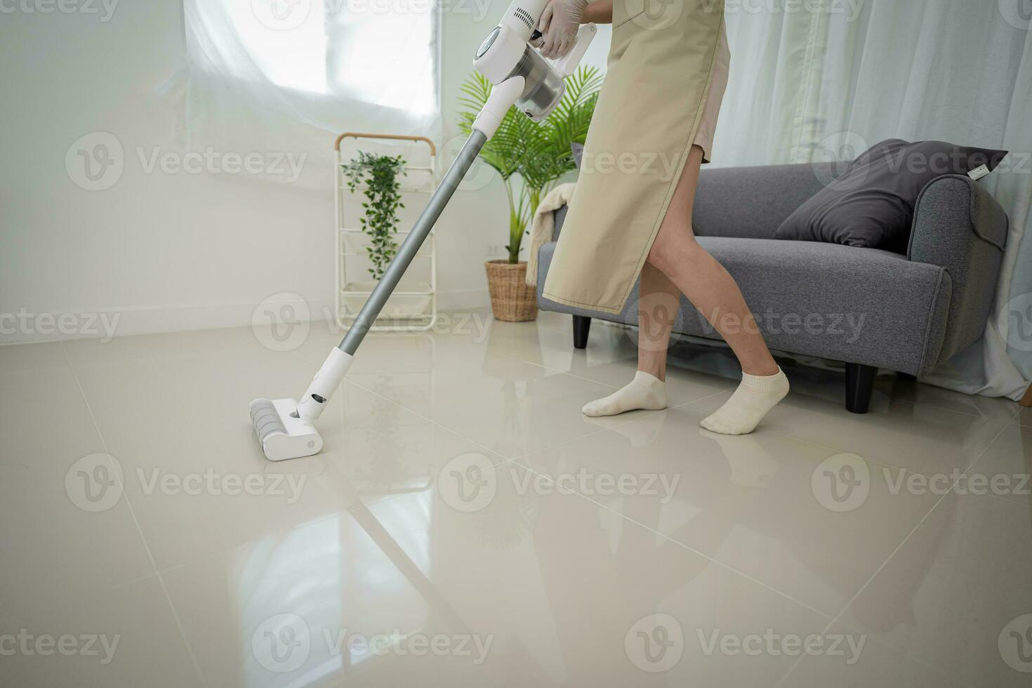 hermosa asiático mujer limpieza vivo habitación en casa barriendo el piso utilizando microfibra mojado fregona almohadilla. deberes limpieza rutina. Doméstico casa acuerdo concepto foto